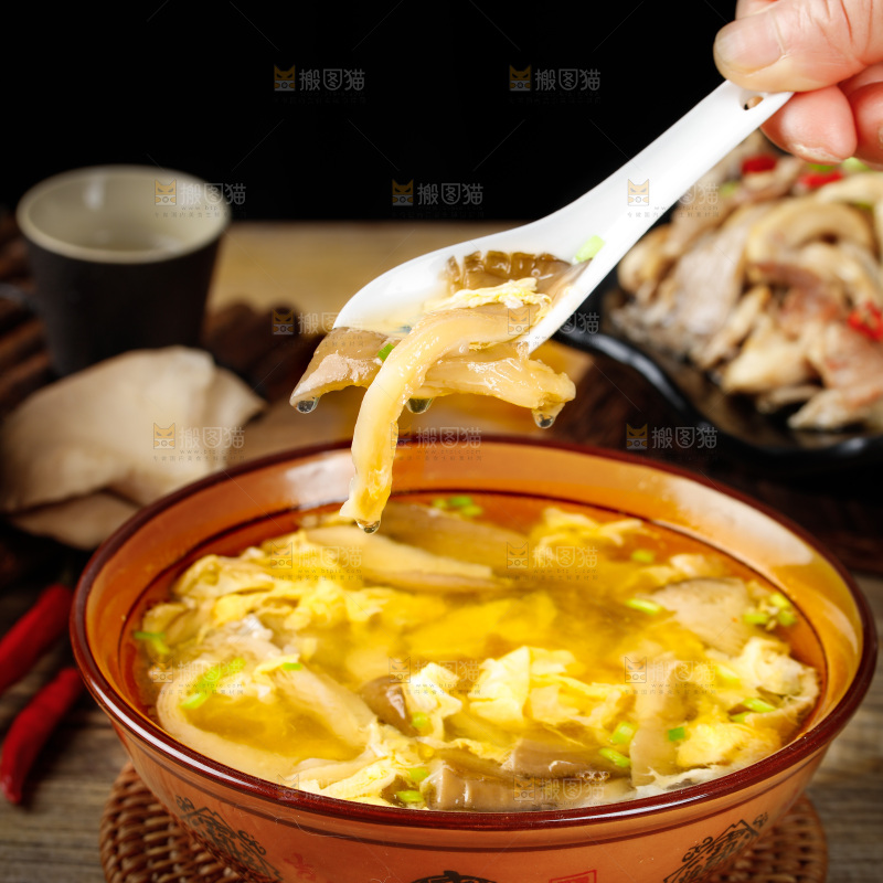 木底上放着一碗平菇鸡蛋汤