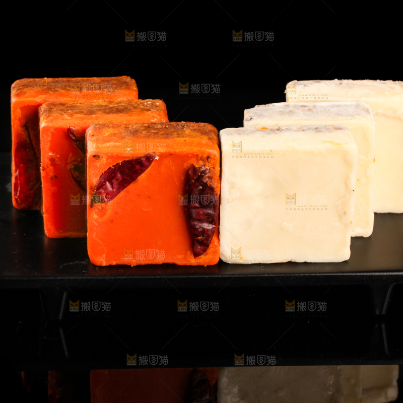 一盘鸳鸯火锅底料放在黑底上