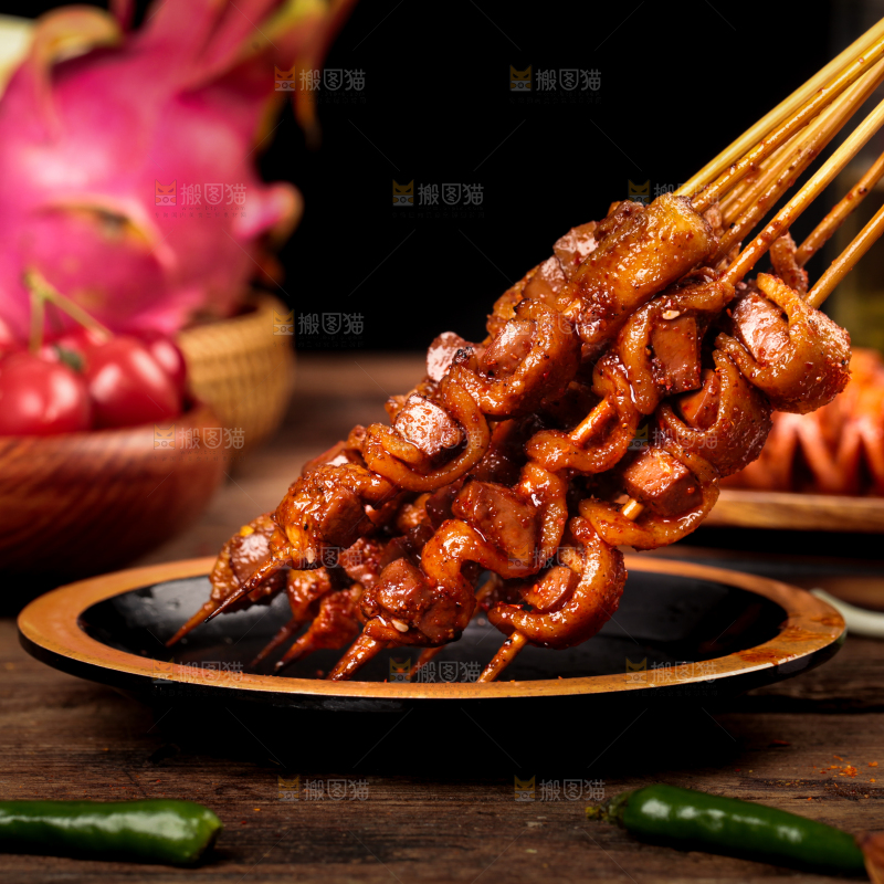 木底上放着一盘烤肉串
