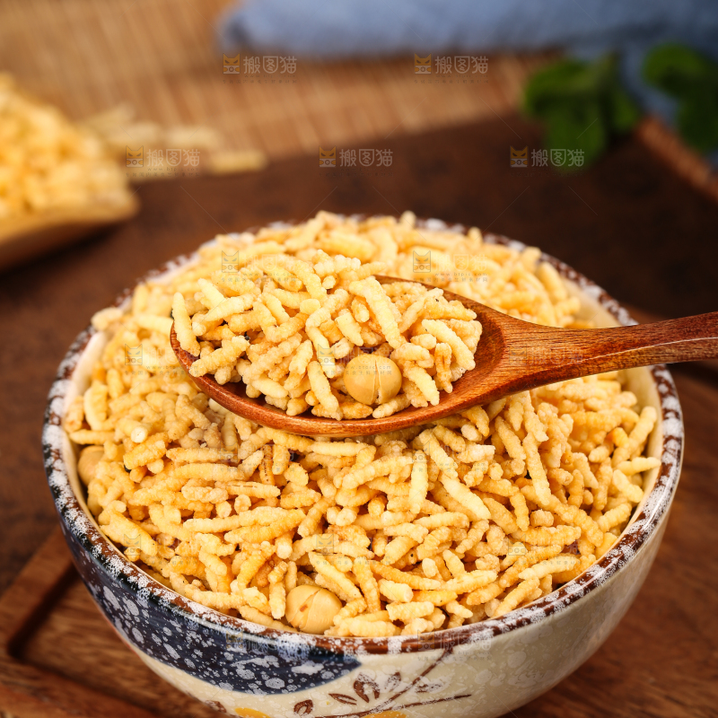 勺子里的糯米炒米