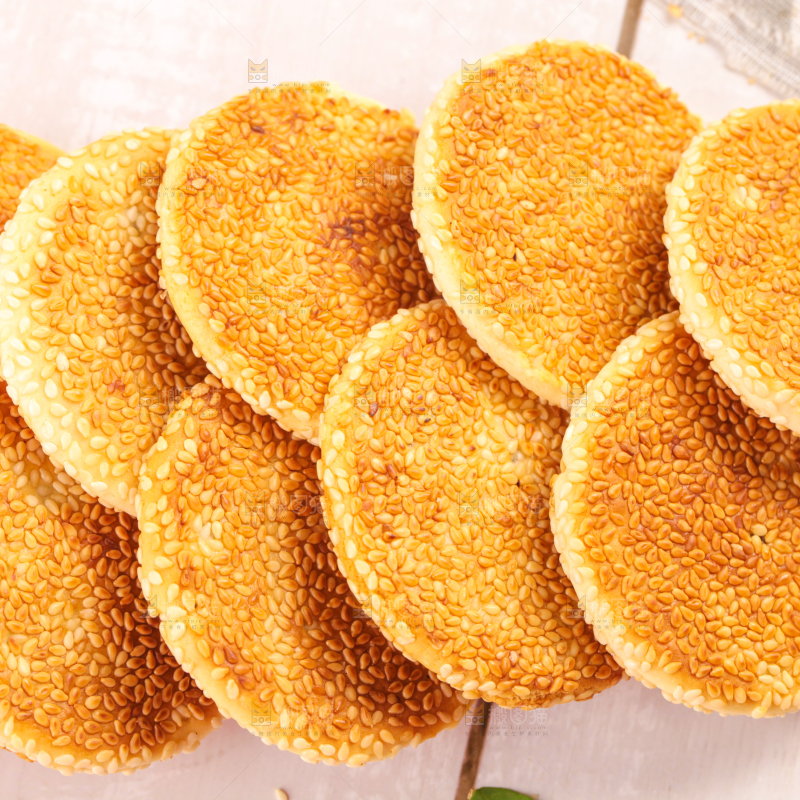 盘子里装着芝麻饼