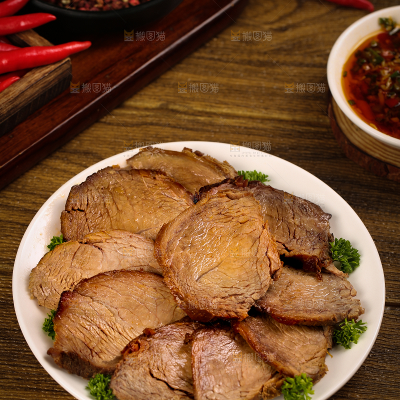 盘子里装着五香牛肉