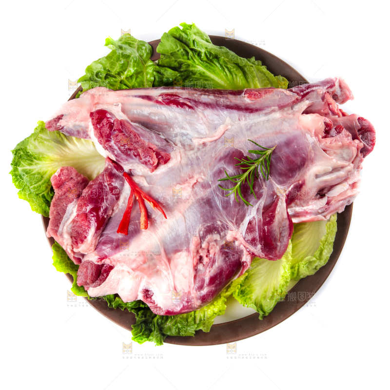 盘子里装着牛腿肉