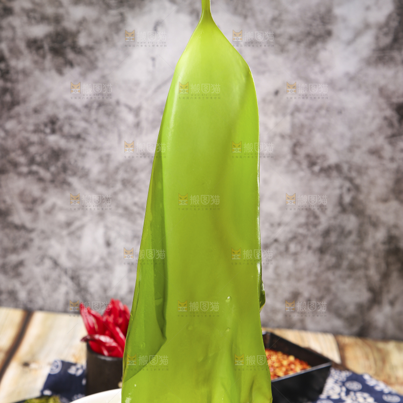 筷子上夹着小海带芽