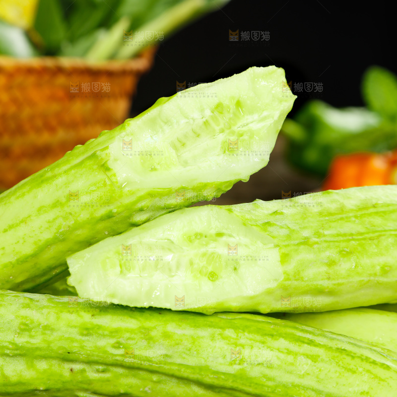 黑石板上放着切开的水果黄瓜