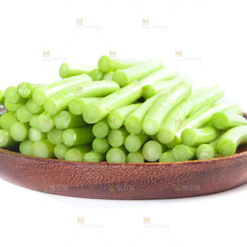 一盘新鲜蒜苔段放在白底上