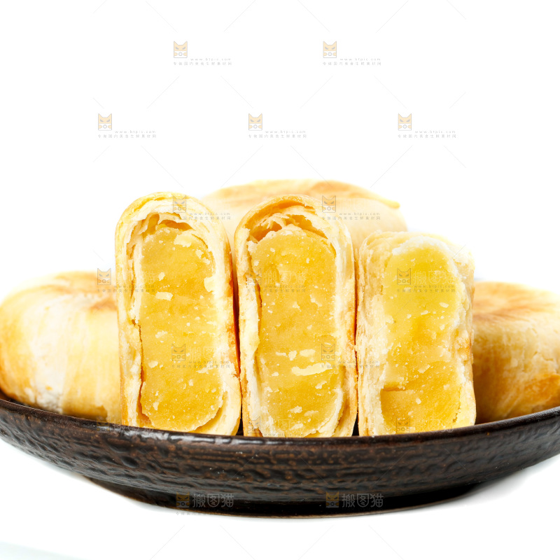 白底上放着一盘板栗酥饼