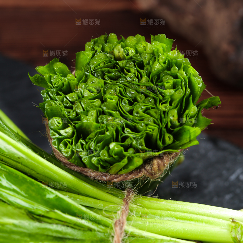 黑石板上放着切开的刺芫荽