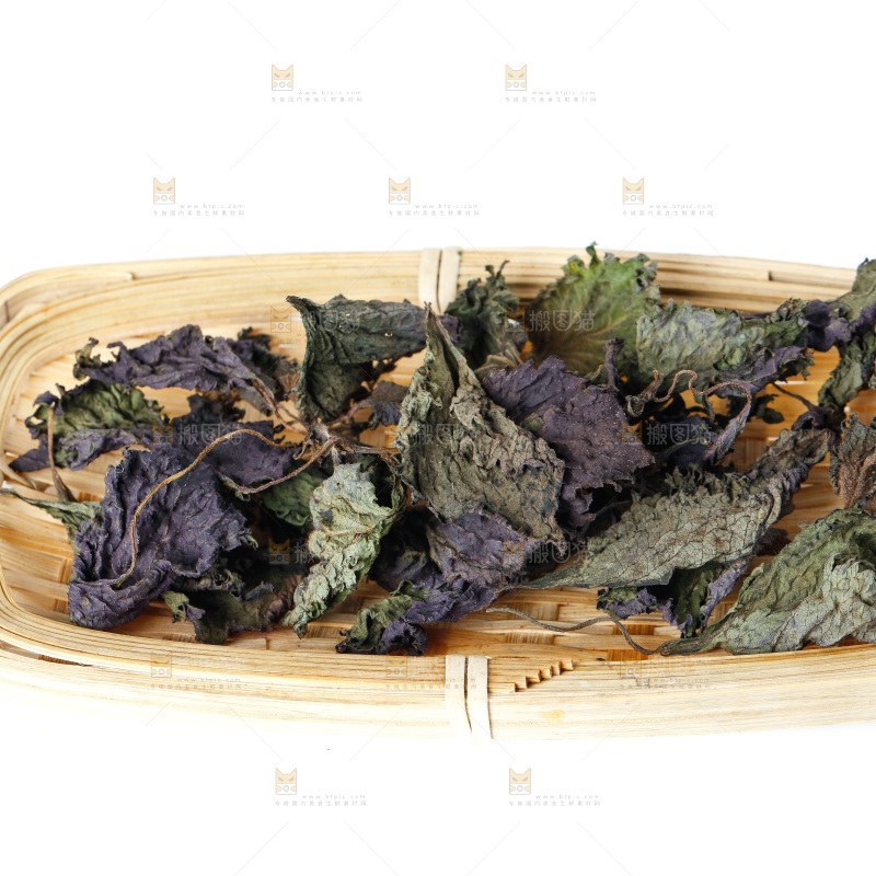 一筐干紫苏叶放在白底上