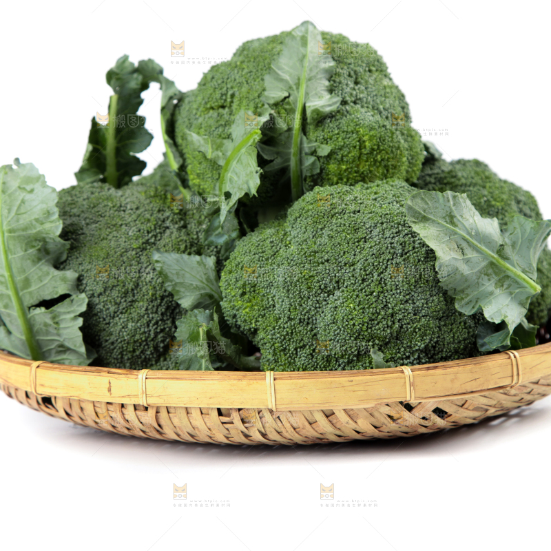 白底上放着一盘青花椰菜