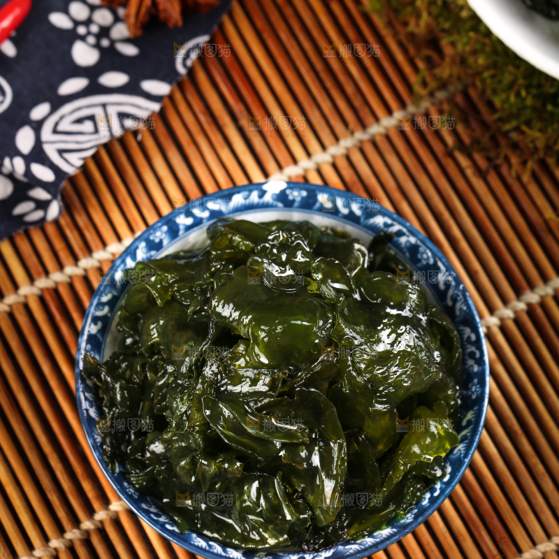 竹底上放着野生地皮菜