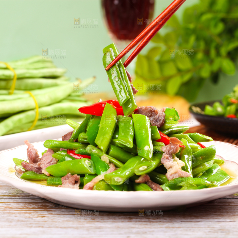 盘子里装着四季豆炒辣椒