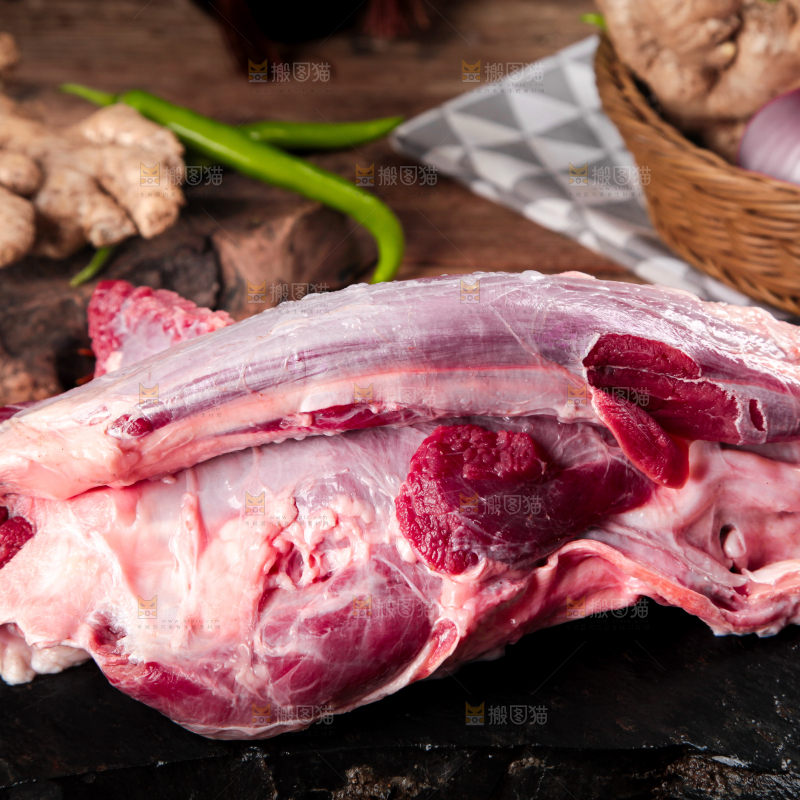 黑石板上的草原散养牛腿肉