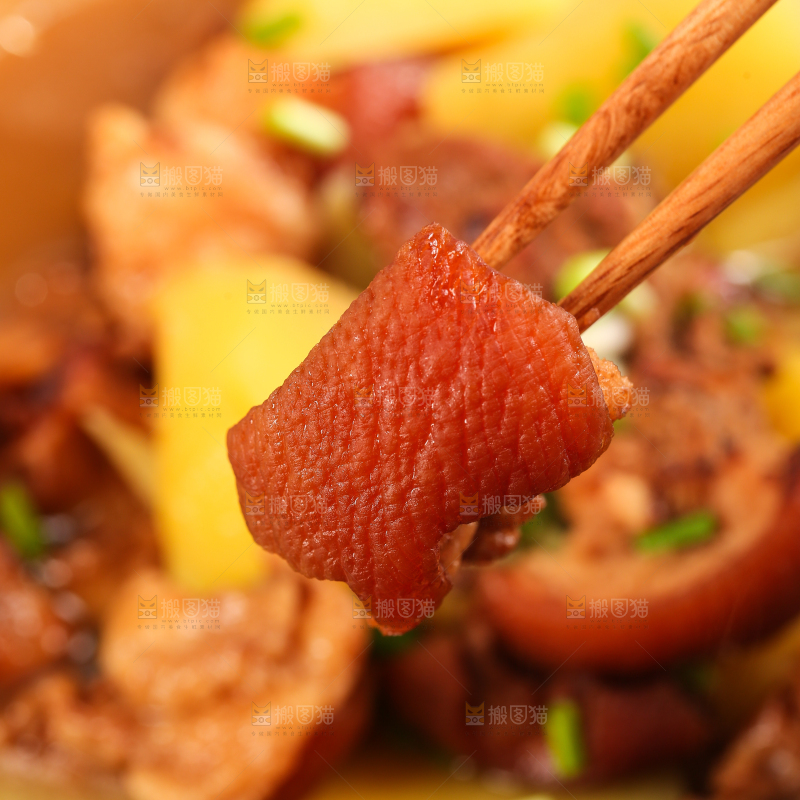 碗里装着土豆炖肉