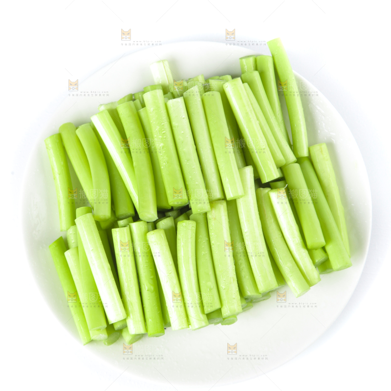 一盘新鲜蒜苔段放在白底上