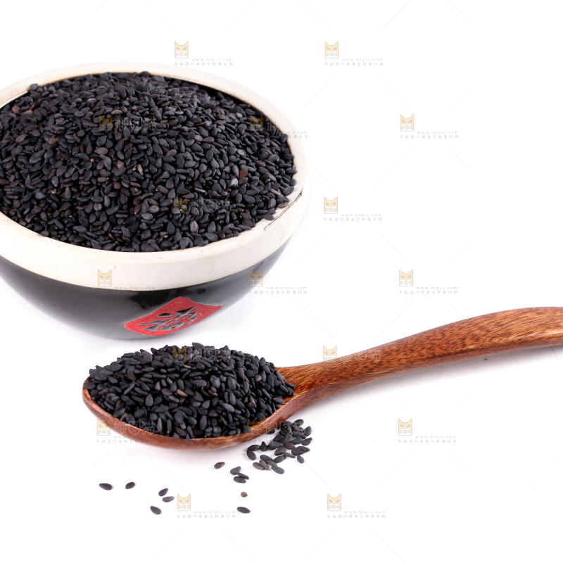 白底上放着一碗黑芝麻