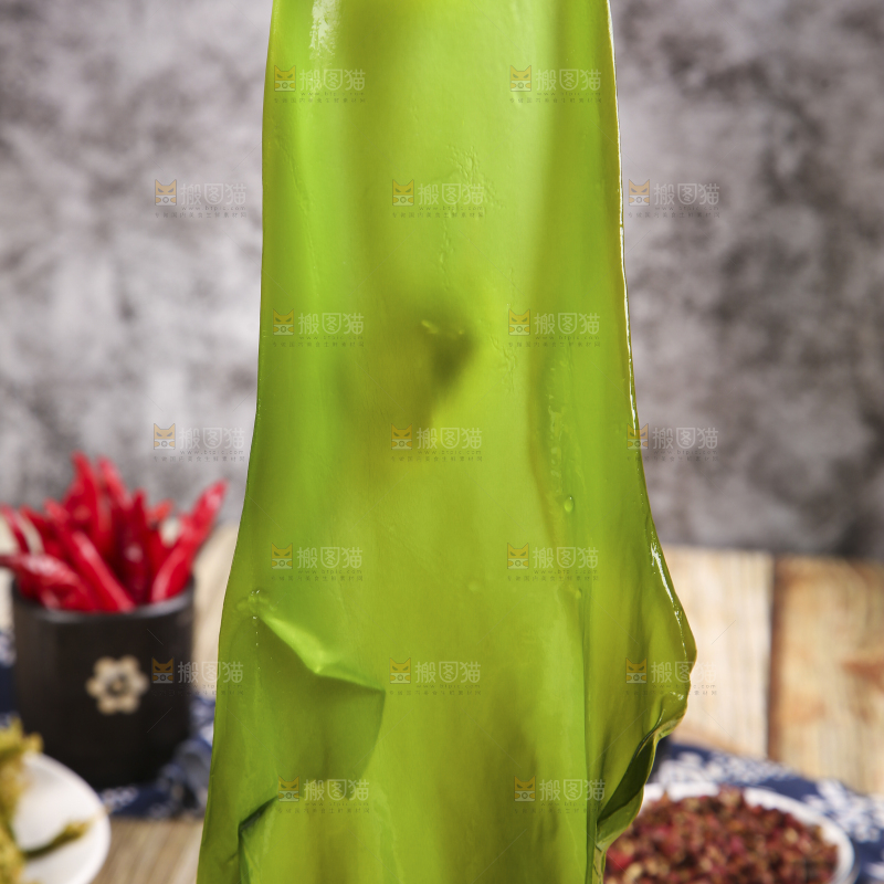 筷子上夹着小海带芽