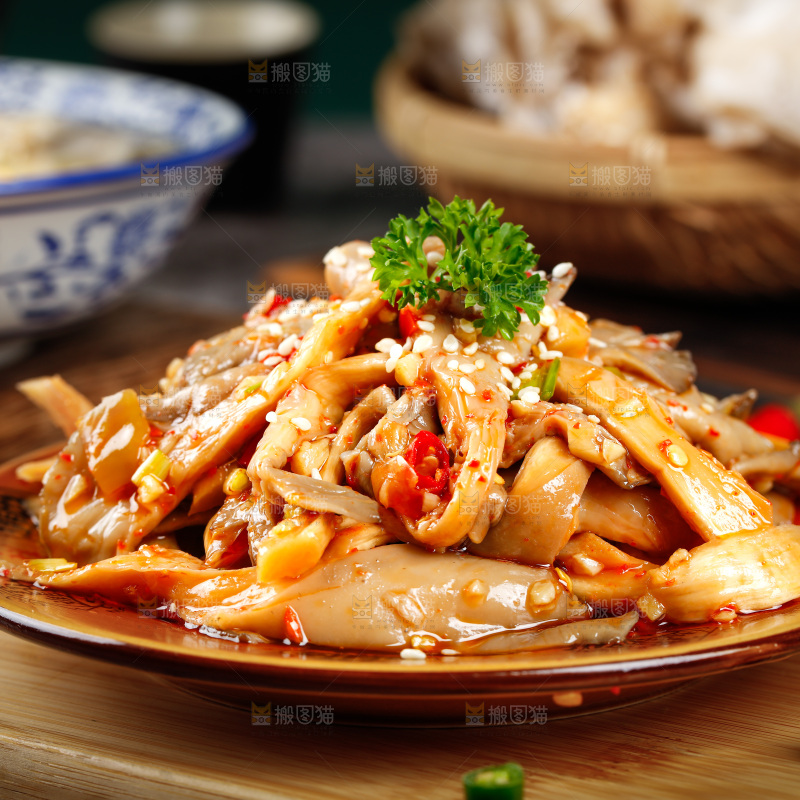 木板上放着一盘平菇炒肉