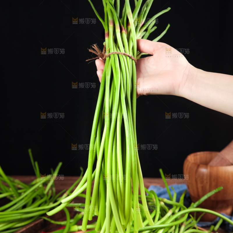 手拿新鲜蒜苔