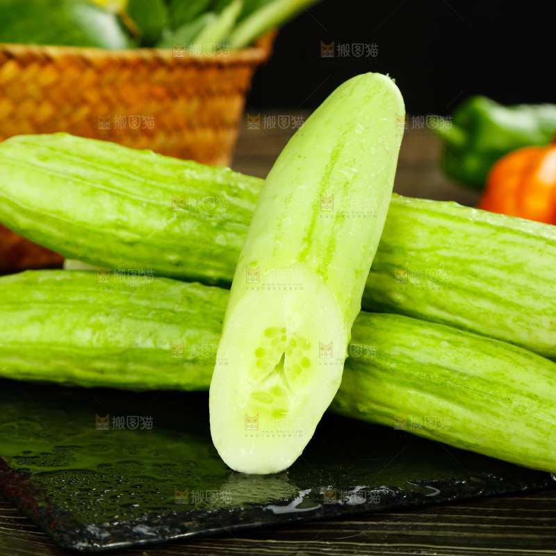 黑石板上放着切开的水果黄瓜