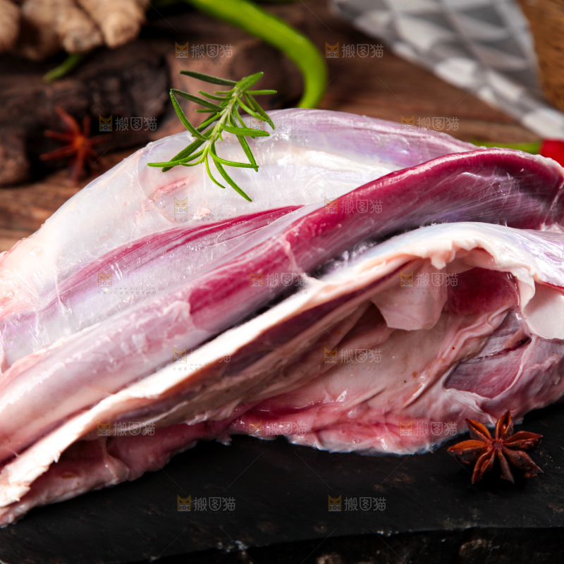 黑石板上的草原散养牛腿肉