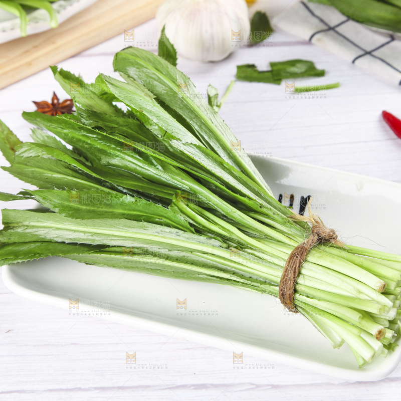 浅底上放着一盘大香菜