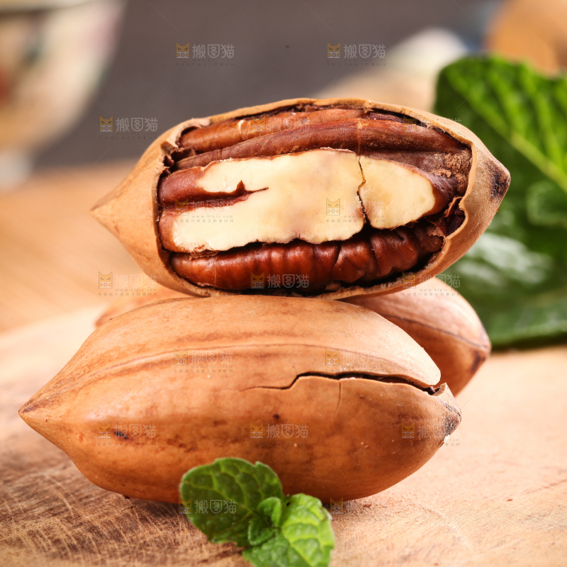 木底上的碧根果