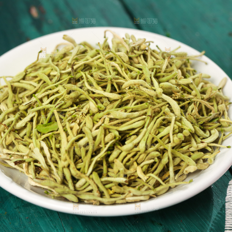 盘子里装着干金银花