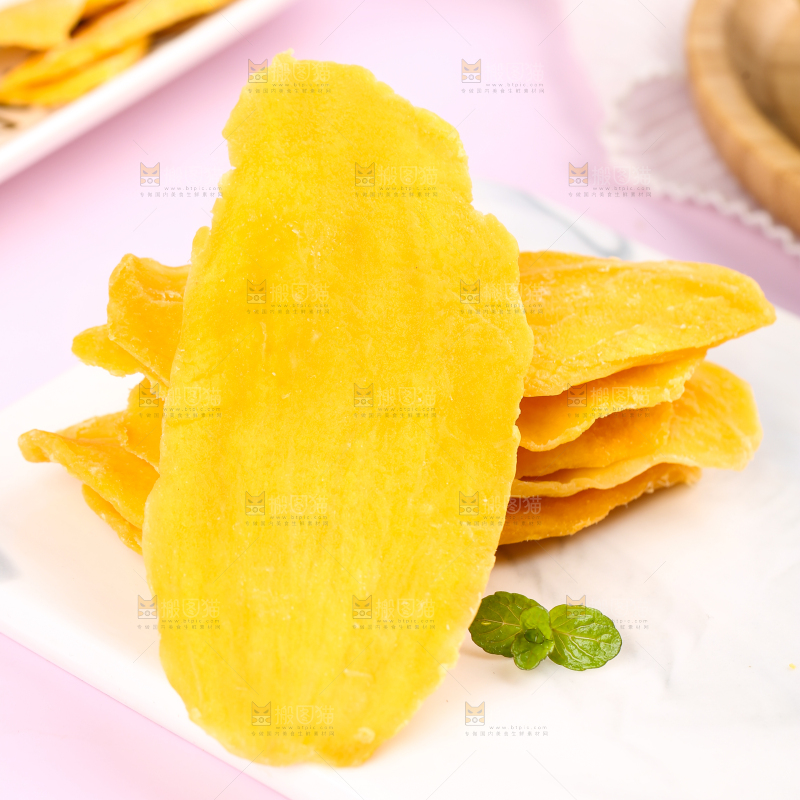 石板上的芒果干切片