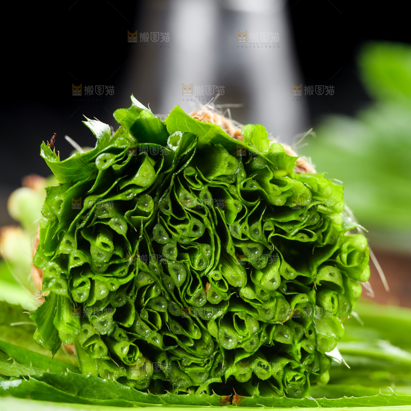 黑石板上放着切开的刺芫荽