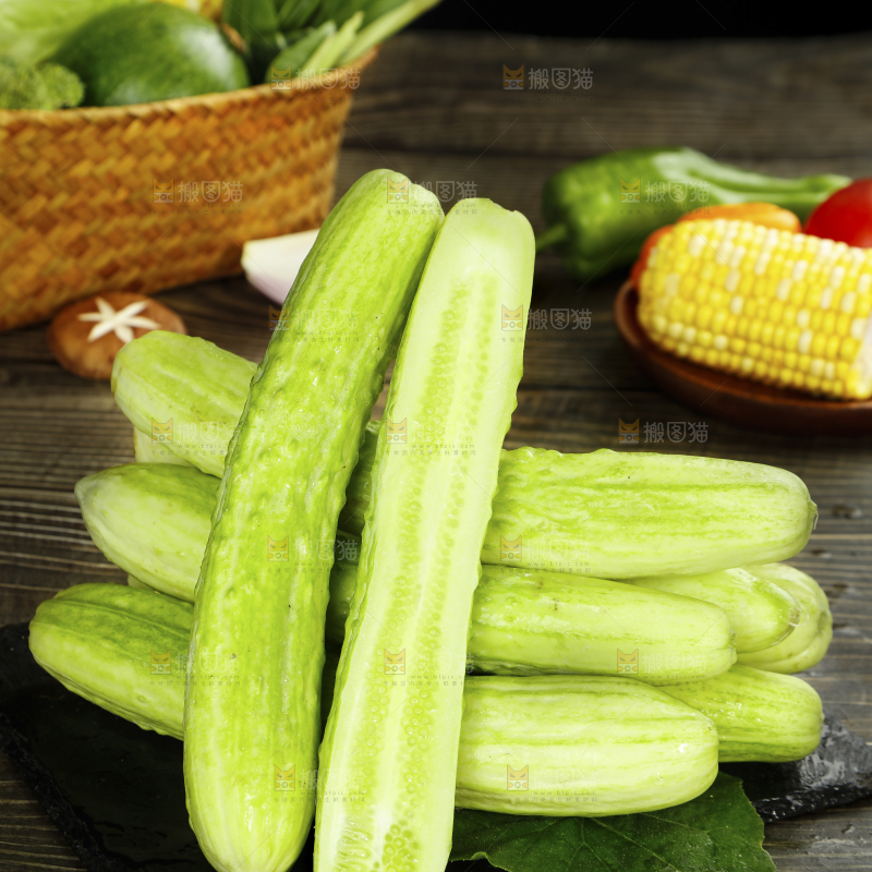 深底上的新鲜黄瓜