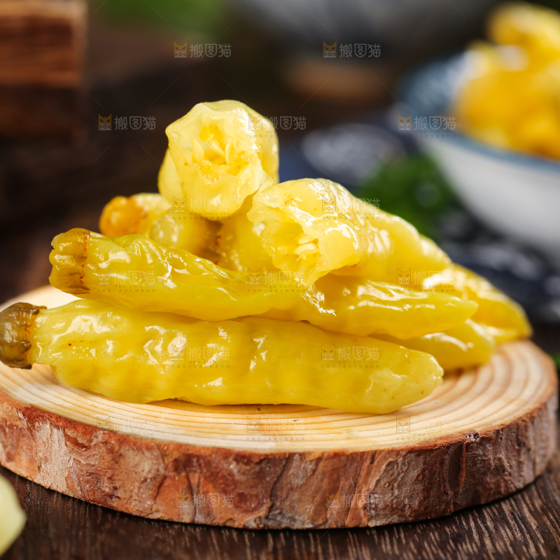 木板上放着野山椒