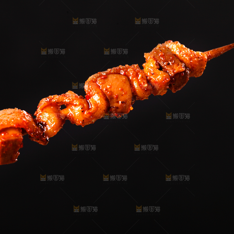 深底上的烤肉串