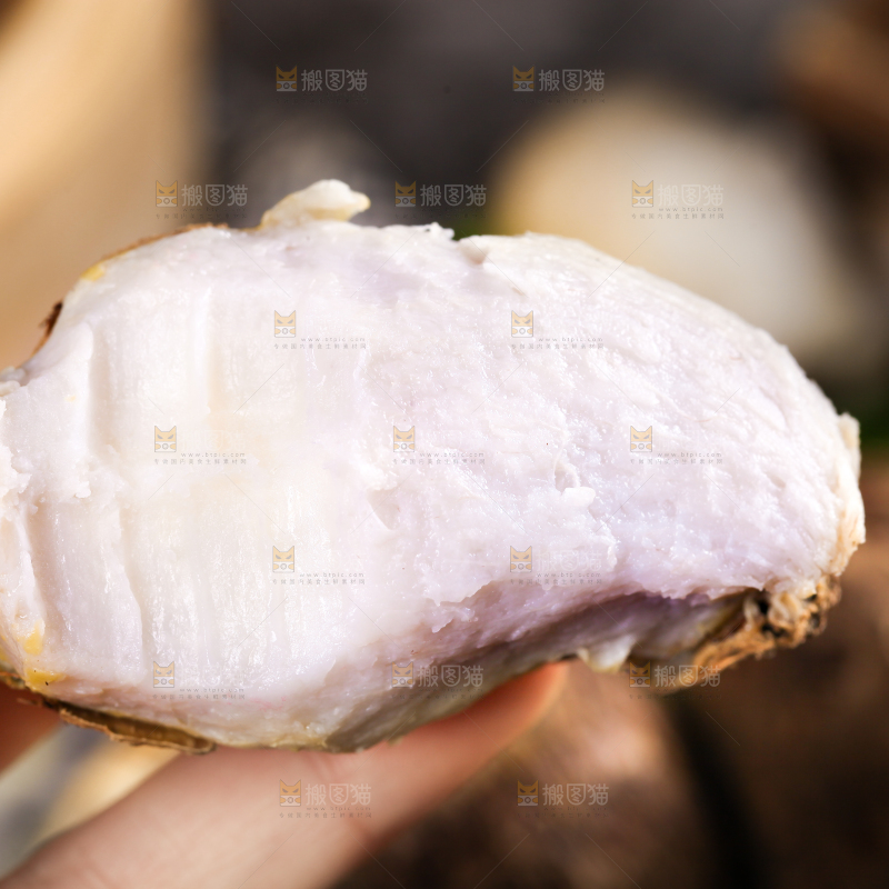 手里拿着新鲜小芋头