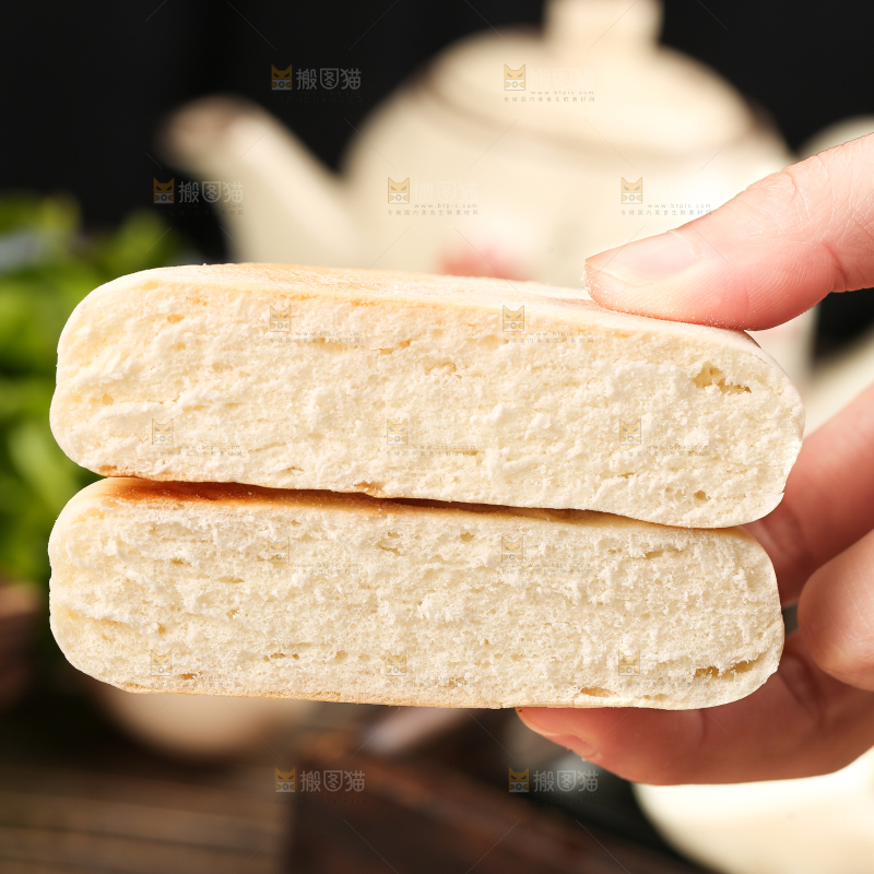 手里拿着无糖蛋奶饼