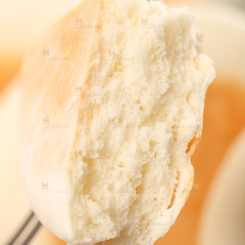 叉子上叉着蛋奶饼
