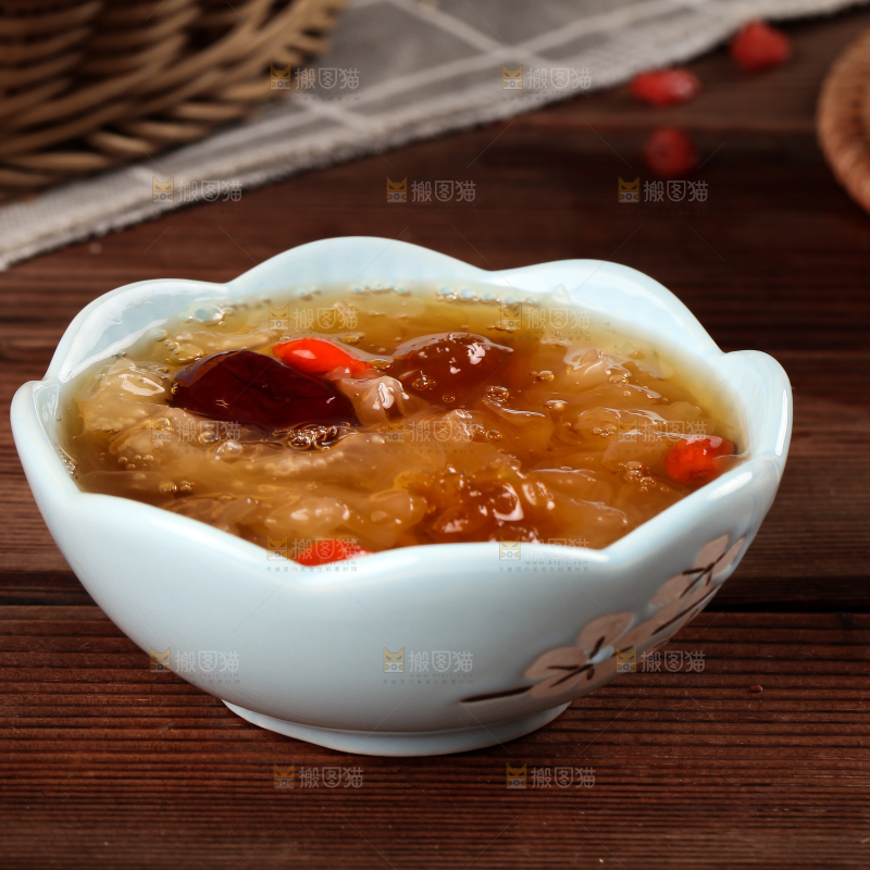 深底上放着一碗红枣银耳汤