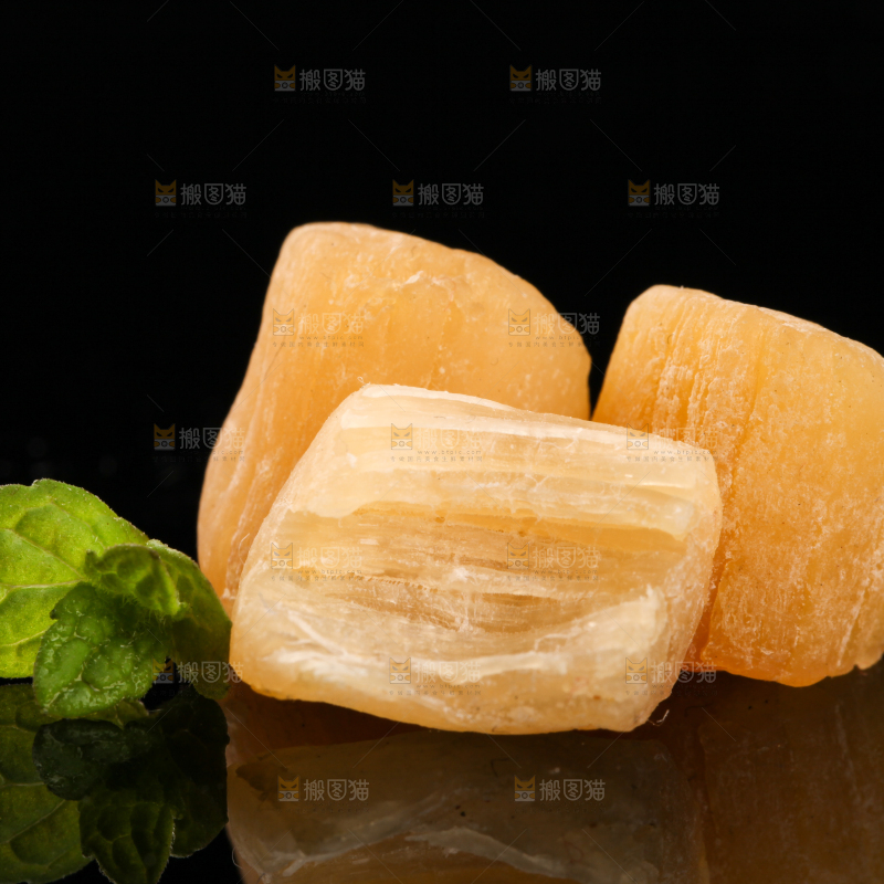 黑底上放着瑶柱