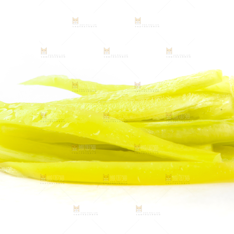 新鲜的黄辣椒丝放在白底上