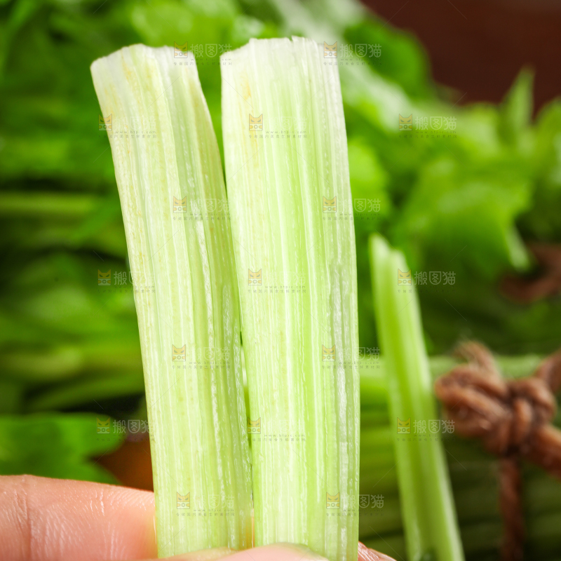 手拿新鲜芹菜杆