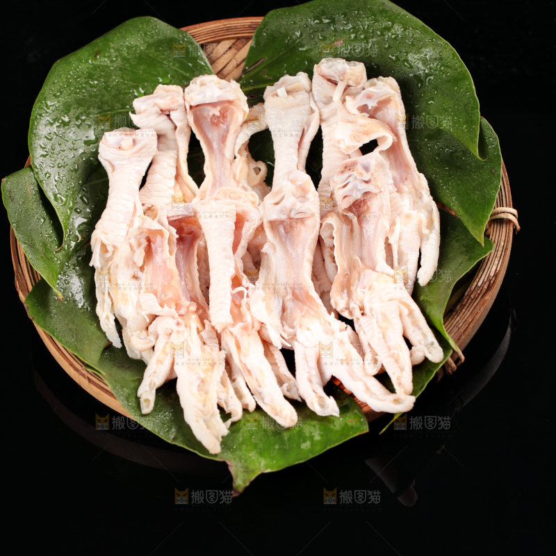 黑石板上放着无骨凤爪