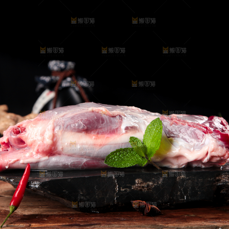 黑石板上的草原散养牛腿肉