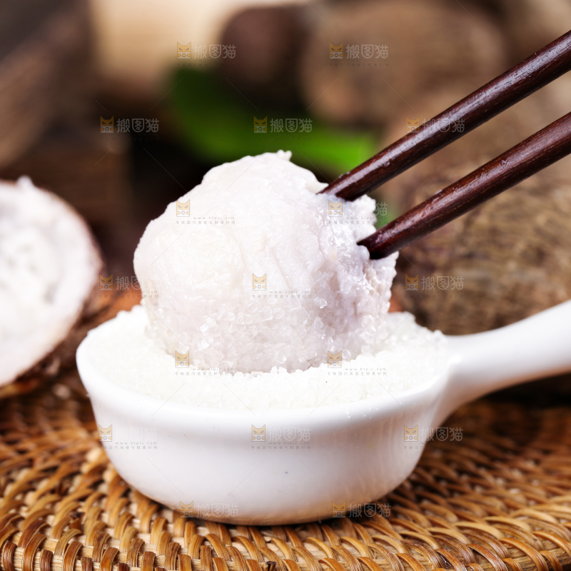 竹底上的牛奶毛芋头