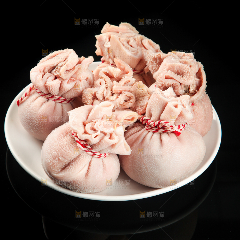 一盘羊肚肉放在黑底上