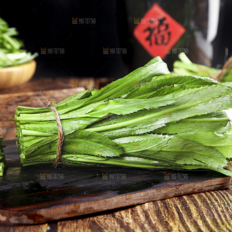 深底上放着切开的刺香菜