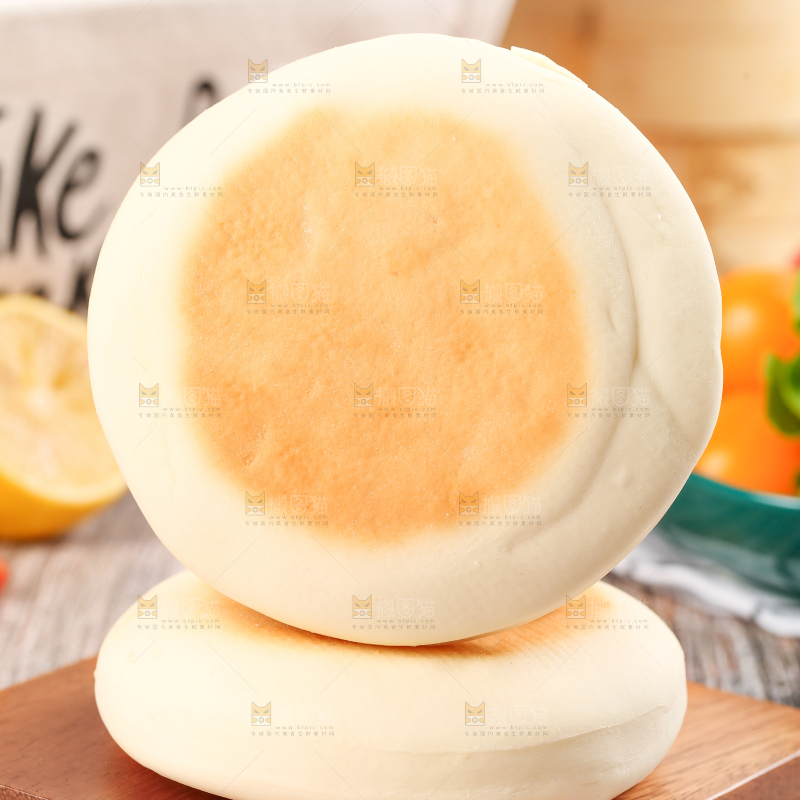 木板上放着全麦饼