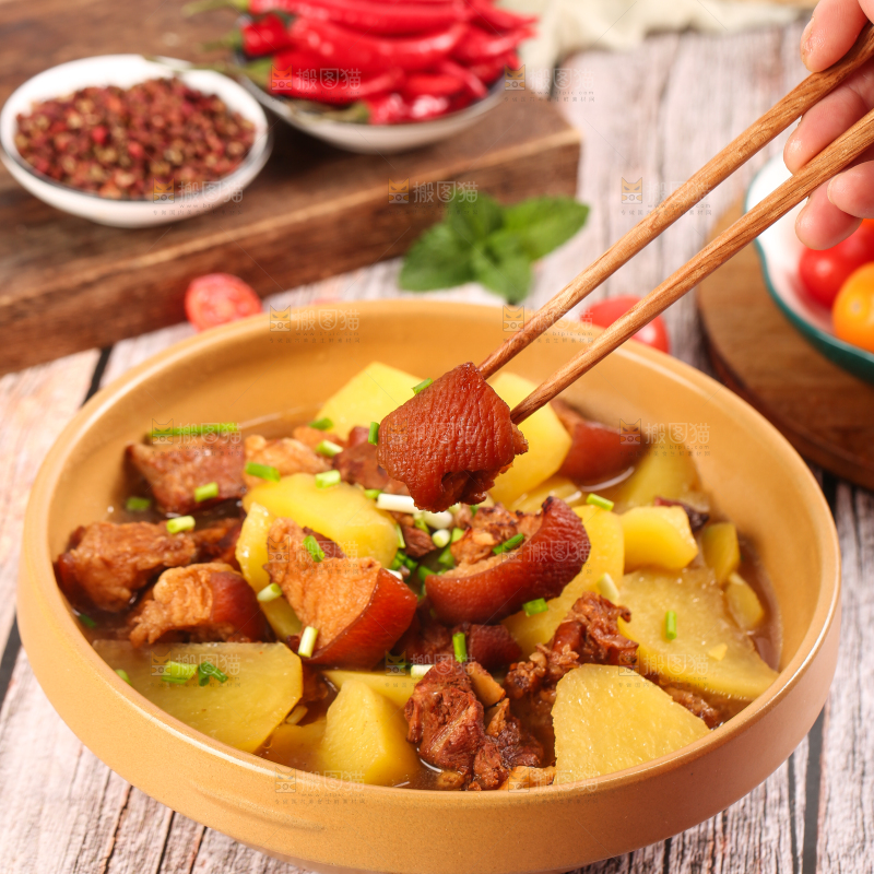 碗里装着土豆炖肉