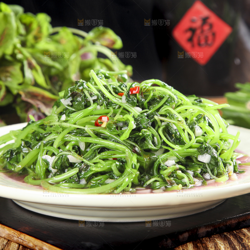 一盘蒜蓉苋菜放在木底上