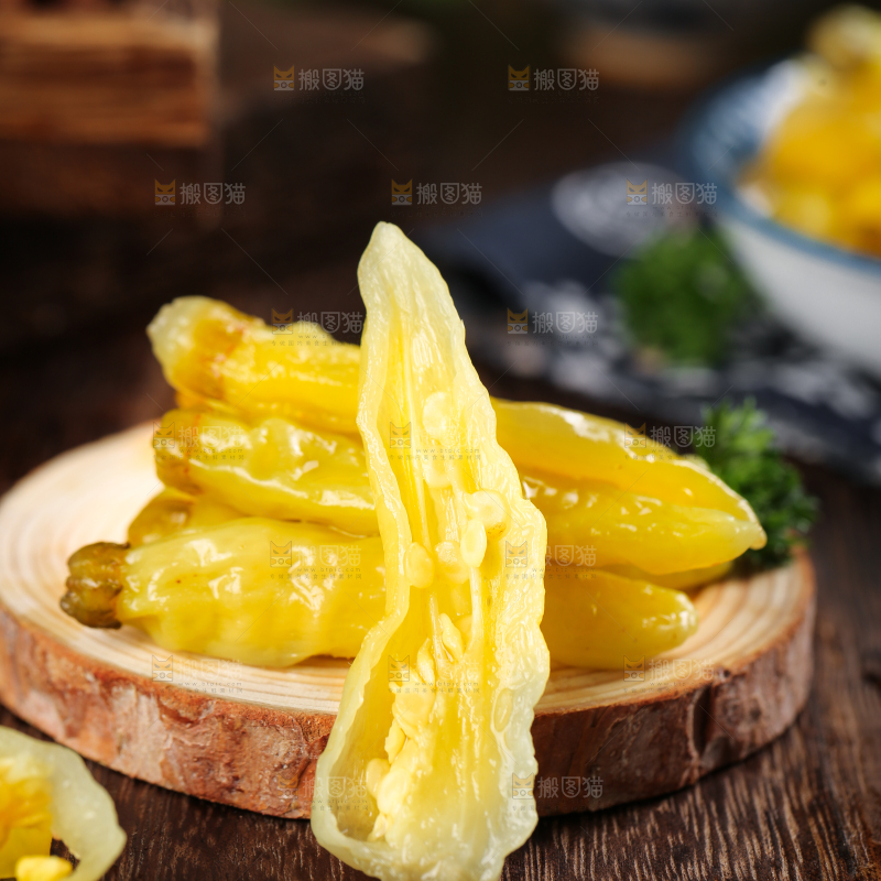 木板上放着野山椒