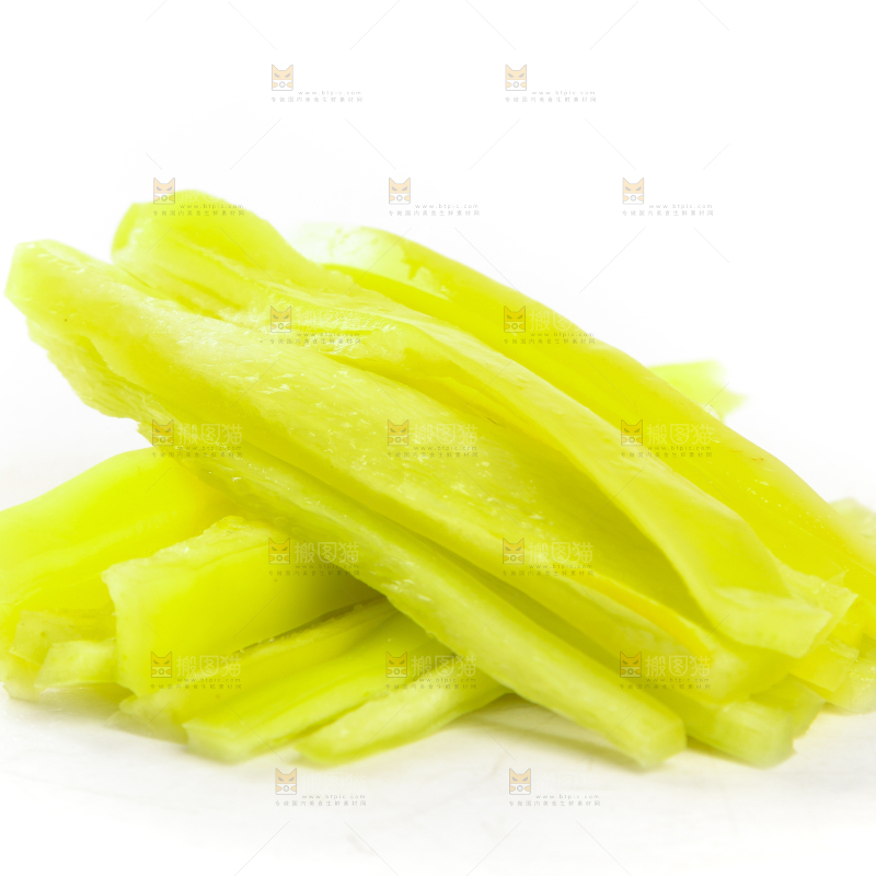 新鲜的黄辣椒丝放在白底上